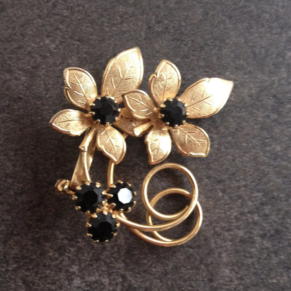 Vintage Petite Gold Floral Circle Brooch